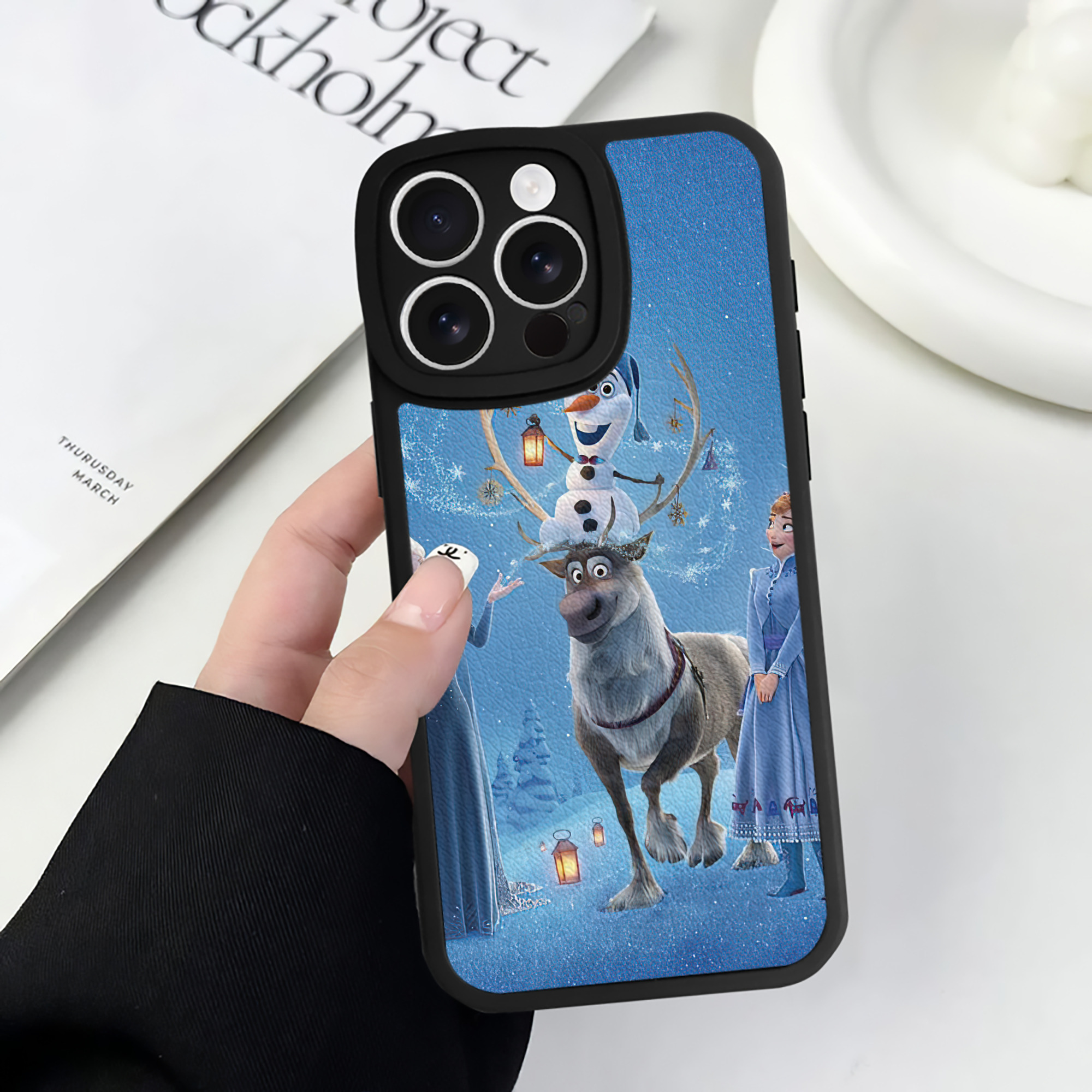（画像用） アナと雪の女王 アンナ エルサ Frozen Anna Elsa 【iPhone 16シリーズ対応】シリコンスマホケース（レザー調） 材質：シリコン